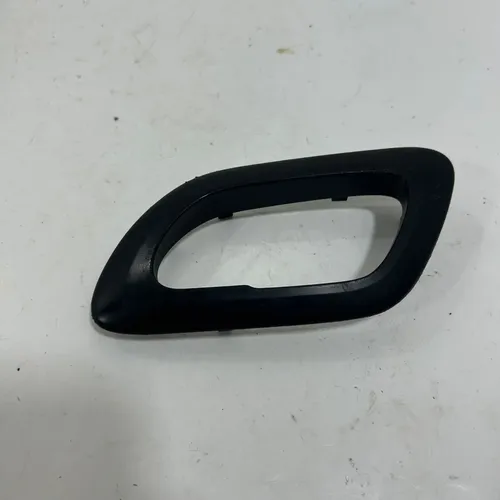 Moldura Maçaneta Traseira Esquerda Peugeot 308 2013 A 2016 Preto Traseira