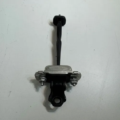 Limitador Porta Dianteira Esquerda Chevrolet Onix 2013 2019